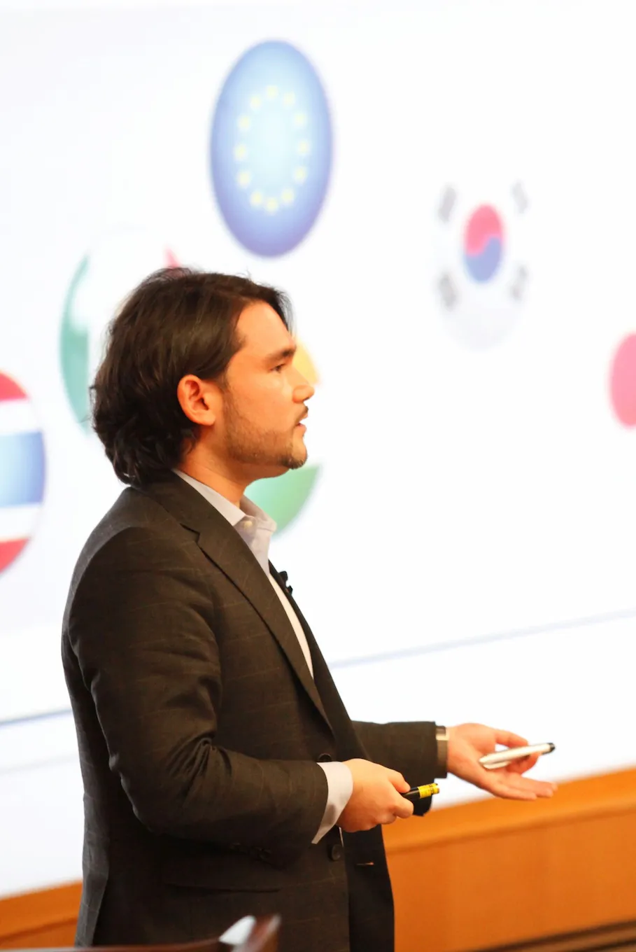 Alex Ruiz Lee presenting at an event